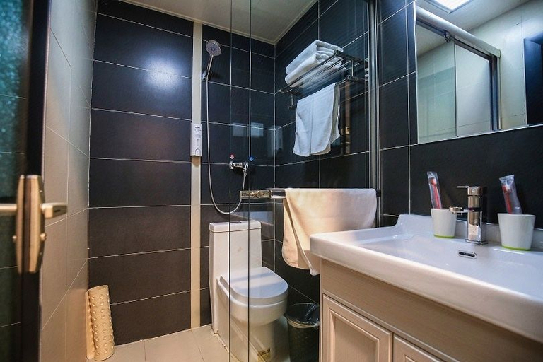 Bathroom, HanTing Hotel (Beijing Dongsi Intersection), Beijing