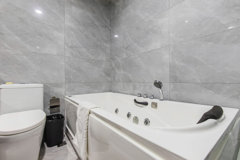 Bathroom 4, Tonglu Hongqi JC Hotel, Hangzhou