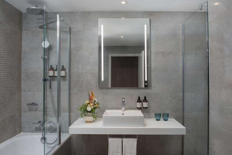 Bathroom 4, NH Toulouse Airport, Haute-Garonne