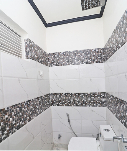 Bathroom, HOTEL O 03 TOWN HOUSE Shaheed Captain, Agra