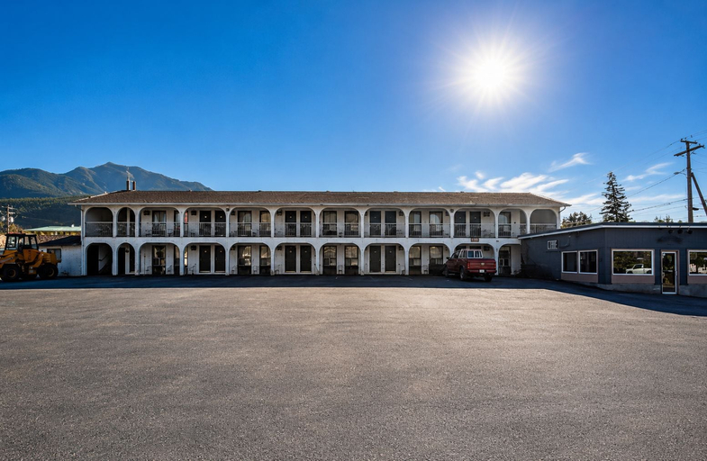 Exterior & Views 2, East Kootenay Motel, East Kootenay