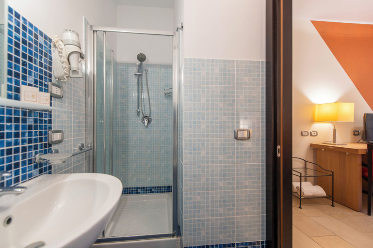 Bathroom 5, Hotel Al Ritrovo, Trapani