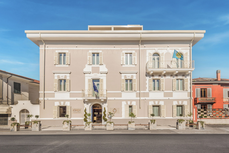 Exterior & Views 2, Doride Suites Boutique Hotel, Massa Carrara