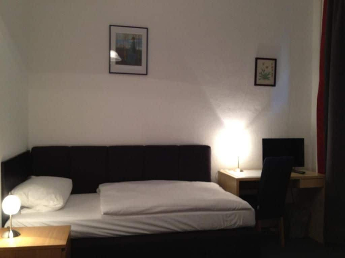 Others 2, Hotel-Pension Dorma, Berlin
