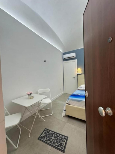 Others 3, B&B BSistersantacroce, Napoli