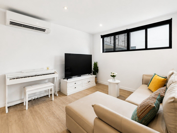 Others 2, Elevated 3-bed Apartment Close to Brisbane River, St Lucia