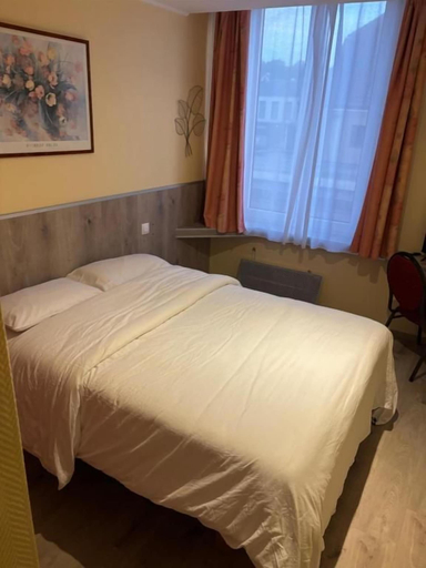 Bedroom 1, Le Cardinal, Somme
