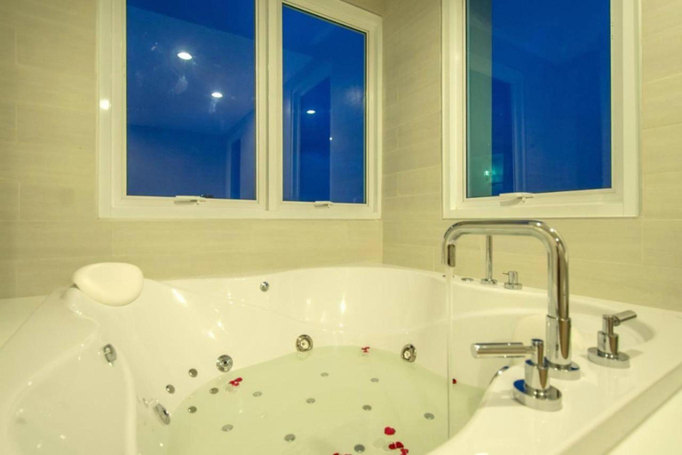 Bathroom 5, Prachuap Grand Hotel, Muang Prachuap Khiri Khan