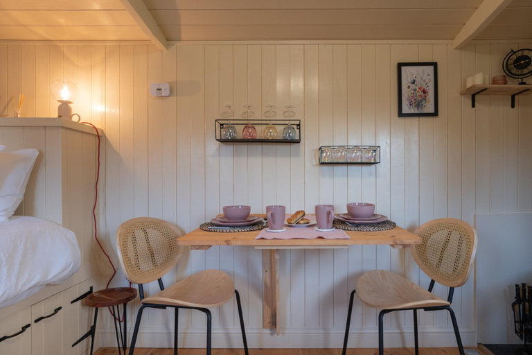 Others 2, Shepherdshut-hot Tub-cotswolds-petfriendly, Northamptonshire
