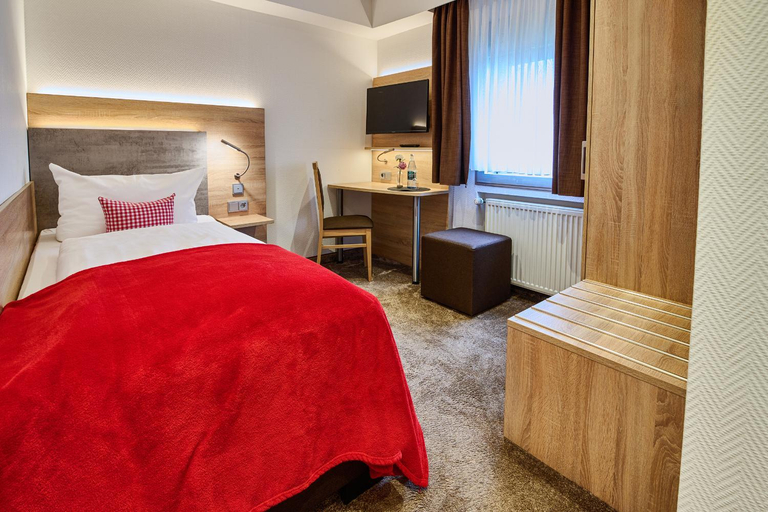 Bedroom 5, Hotel-Restaurant Zum Karpfen, Miltenberg