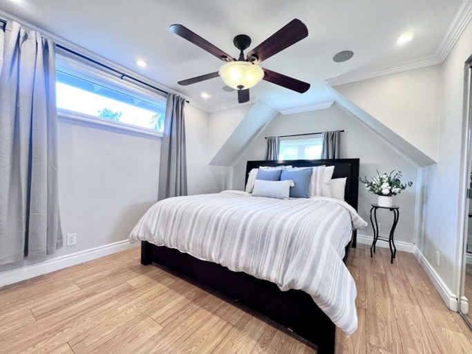 Bedroom, Cute 3 Bedroom 2 Bath Home Near Convention Center & Disney, Orange