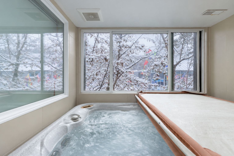 Bathroom 3, Powder's Edge by Whiski Jack, Squamish-Lillooet