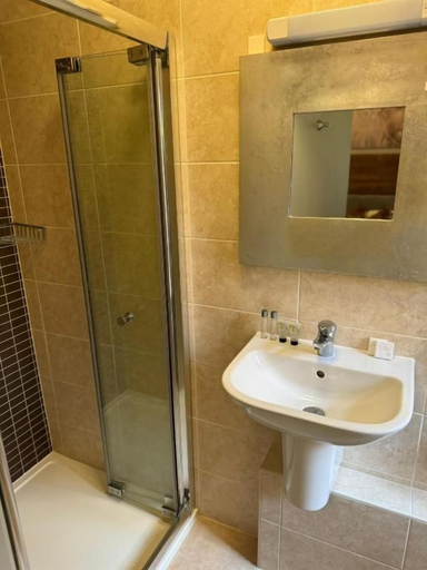 Bathroom 3, The Roebuck Alcester, Warwickshire