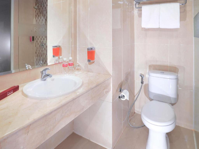 Bathroom 4, Favehotel Jababeka Cikarang, Cikarang