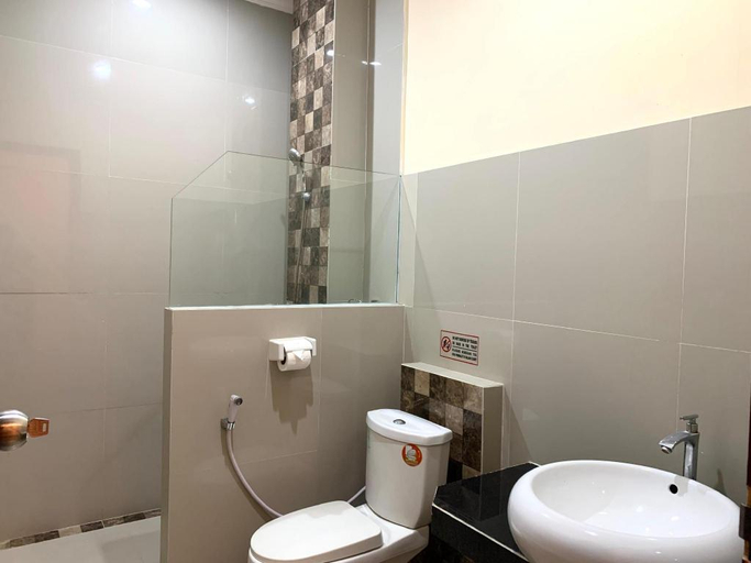 Bathroom, Grand City  Batu Hotel, Malang
