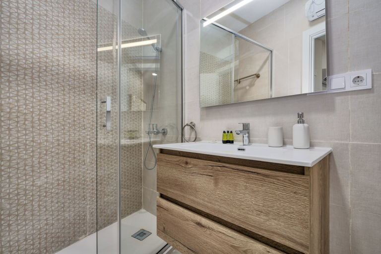Others 2, Loyola Premium Sevilla Center, by Homing U, Sevilla