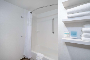 1 Queen Mobility Access W/Tub Nonsmoking