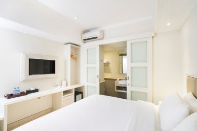 Bedroom 4, Alron Hotel Kuta Powered by Archipelago, Badung