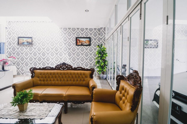 Public Area 3, RedDoorz near Hermes Place Polonia Medan, Medan