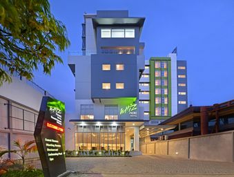 Exterior & Views, Whiz Prime Hotel Basuki Rahmat Malang, Malang