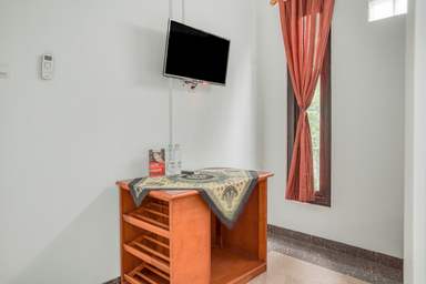 Bedroom 2, RedDoorz near Taman Mini Jakarta, East Jakarta