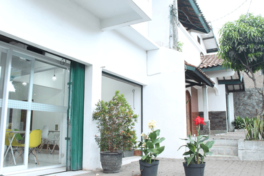Exterior & Views 4, Rumah Syariah & Kolam Renang Bugenville Guesthouse, Bandung