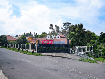 Exterior & Views 2, OYO 2403 Hotel Bip, Karanganyar