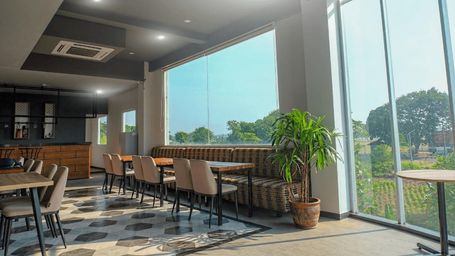 Exterior & Views 4, Front One Hotel Airport Solo, Karanganyar