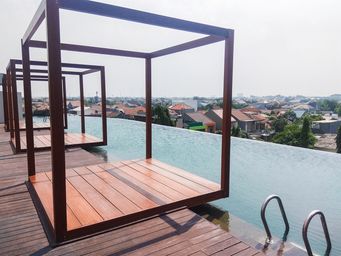 Comfy and Warm Studio Grand Kamala Lagoon Apartment By Travelio, bekasi