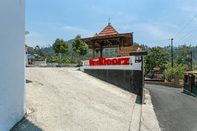 Exterior & Views, RedDoorz near Grojogan Sewu Tawangmangu, Karanganyar