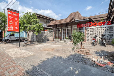 Exterior & Views 1, RedDoorz near Malioboro Tugu Station Jogja 2, Yogyakarta