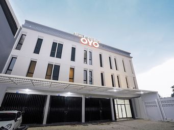 Exterior & Views 2, Super OYO 449 The Colins, Surabaya