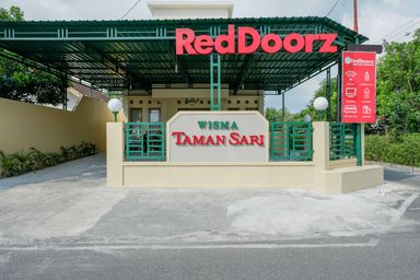 Exterior & Views 1, RedDoorz near Stadion 45 Karanganyar, Karanganyar