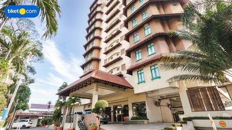 Exterior & Views 1, Travellers Suites Hotel, Medan