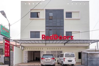 Exterior & Views 1, RedDoorz Syariah near Stadion Teladan Medan, Medan
