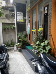 Exterior & Views 1, Losmen Fadel, Yogyakarta