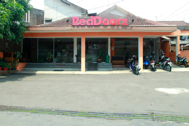 Exterior & Views 1, RedDoorz near Exit Tol Pasteur, Bandung