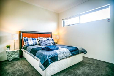 Bedroom 1, Casa De Burswood and Victoria Park with Complimentary Parking, Wifi & Netflix, Victoria Park