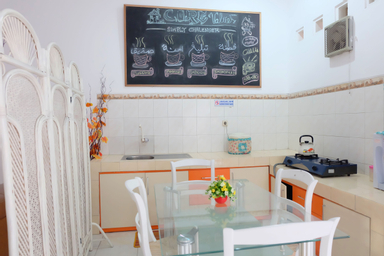 Dining Room 4, Homestay Syariah Monjali Dekat Taman Lampion by Simply Homy, Sleman