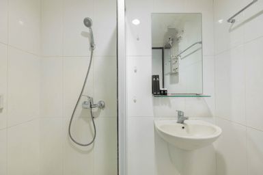 Bedroom 3, Spacious and Cozy 3BR Poins Square Apartment By Travelio, South Jakarta