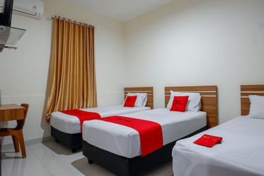 Bedroom 1, RedDoorz near Living Plaza Purwokerto, Banyumas