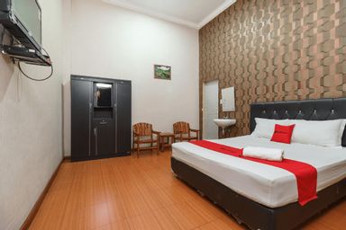 Bedroom 1, RedDoorz near Danau Toba Parapat, Simalungun