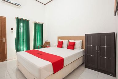 Bedroom 1, RedDoorz Plus near Malang Town Square, Malang