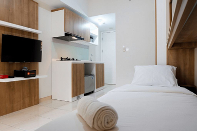 Bedroom 1, Comfy and Relaxing Studio at The Springlake Apartment By Travelio, Bekasi
