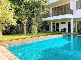 Asri Villa 4BR with a private pool, bandung