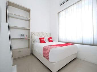 Bedroom 1, OYO 1888 Griya RW Family Guest House, Karanganyar