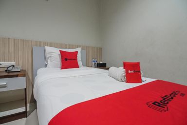Bedroom 4, RedDoorz Plus near Simpang Rimbo Jambi, Jambi
