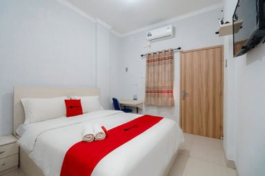 Bedroom 1, RedDoorz syariah near Stasiun LRT Bumi Sriwijaya, Palembang