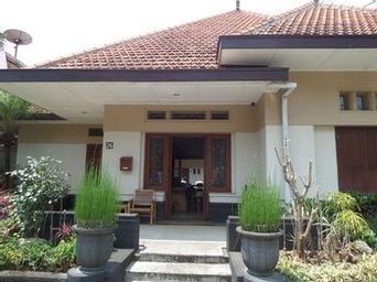 Exterior & Views 1, Merbabu Guest House, Malang