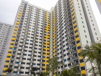 Pool View Studio Apartment @ Springlake Summarecon Bekasi By Travelio, bekasi